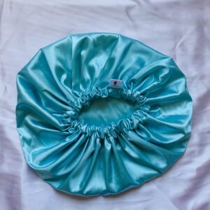 bonnet en satin bleu