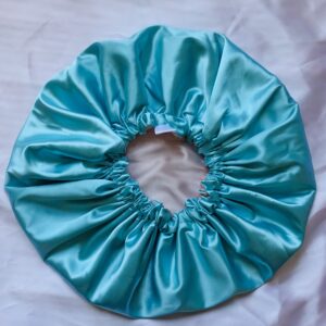 bonnet en satin bleu et sose